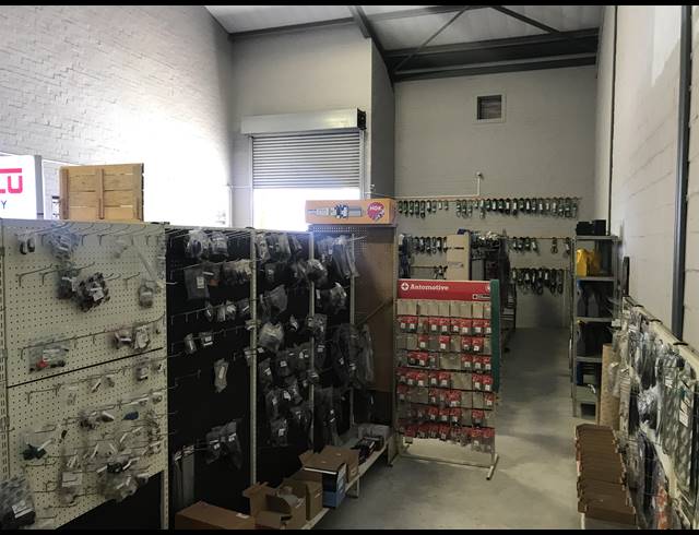 302M² WAREHOUSE TO LET IN STIKLAND INDUSTRIAL